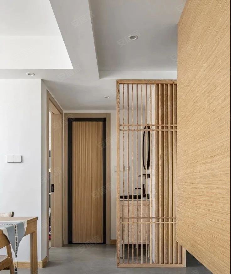 卫生间干区定制木格栅做半开放处理,通而不露,使得采光更好.