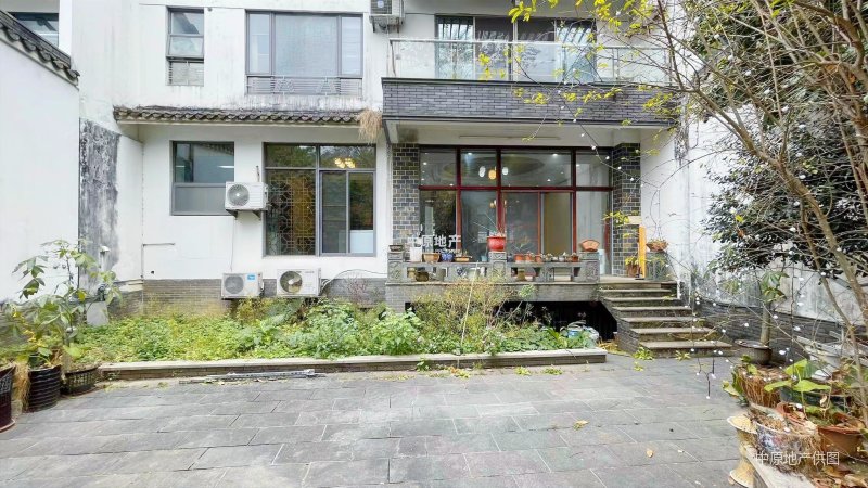 清华坊5室2厅5卫324㎡南北1600万