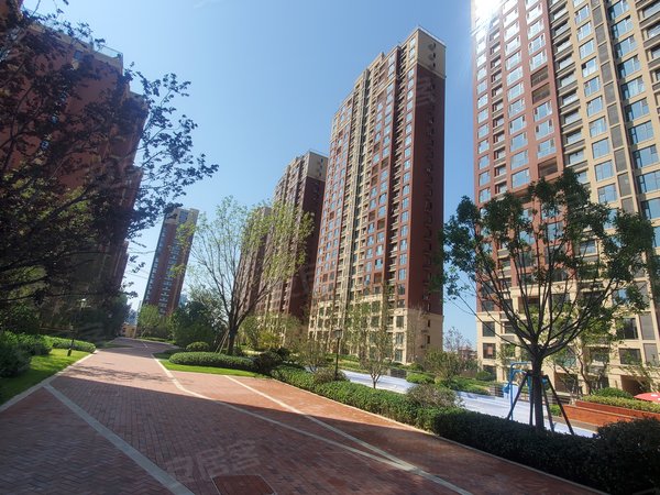 青岛城阳白云山公园青特小镇e区青特小镇e区 4室2厅2卫 145平 南北