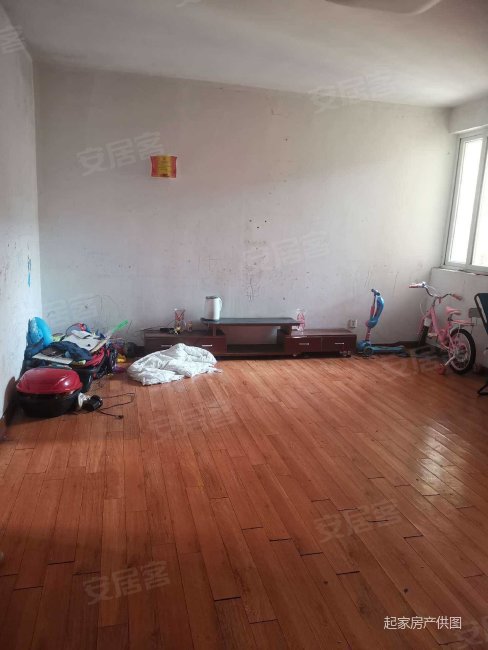 鸿翔景苑3室2厅1卫简单装看中再议