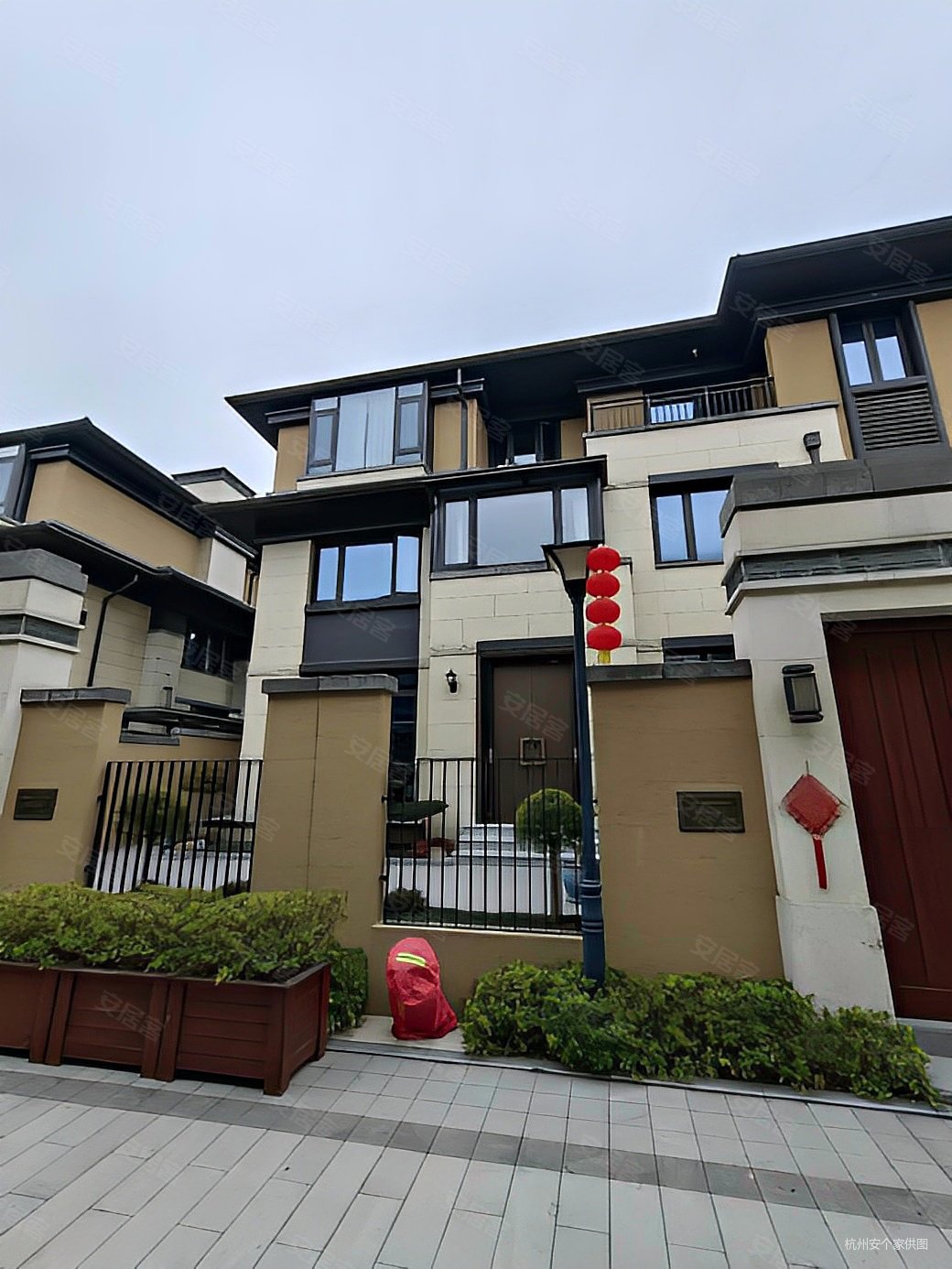 玖望排屋153实际有近300方有天有地送地下车位两个