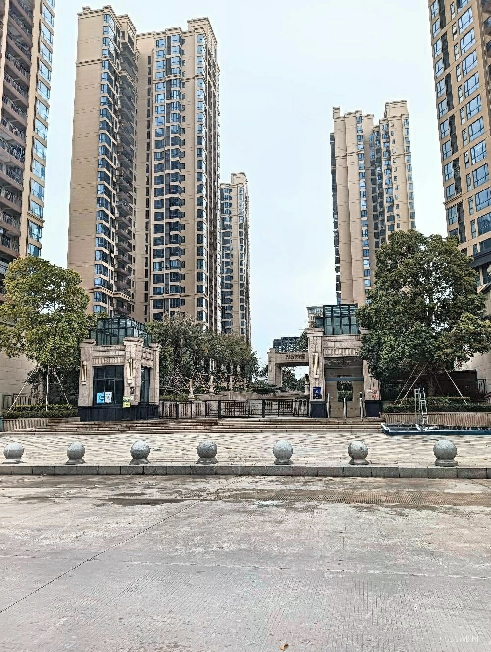 天誉湾二期三年楼龄90平三房两卫业主急售