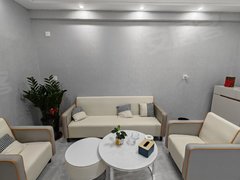 桂林灵川八里街城区温馨靓房!1500元!电梯中层!彰泰峰誉!豪装二房!配套齐全出租房源真实图片