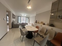 江门鹤山市中山路快快快 时代倾城豪装四房 拎包入住 可以短租 随时可看出租房源真实图片