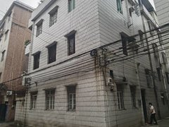东城樟村七枝树私人房，整层共3层半，5房3厅5卫，方便停车