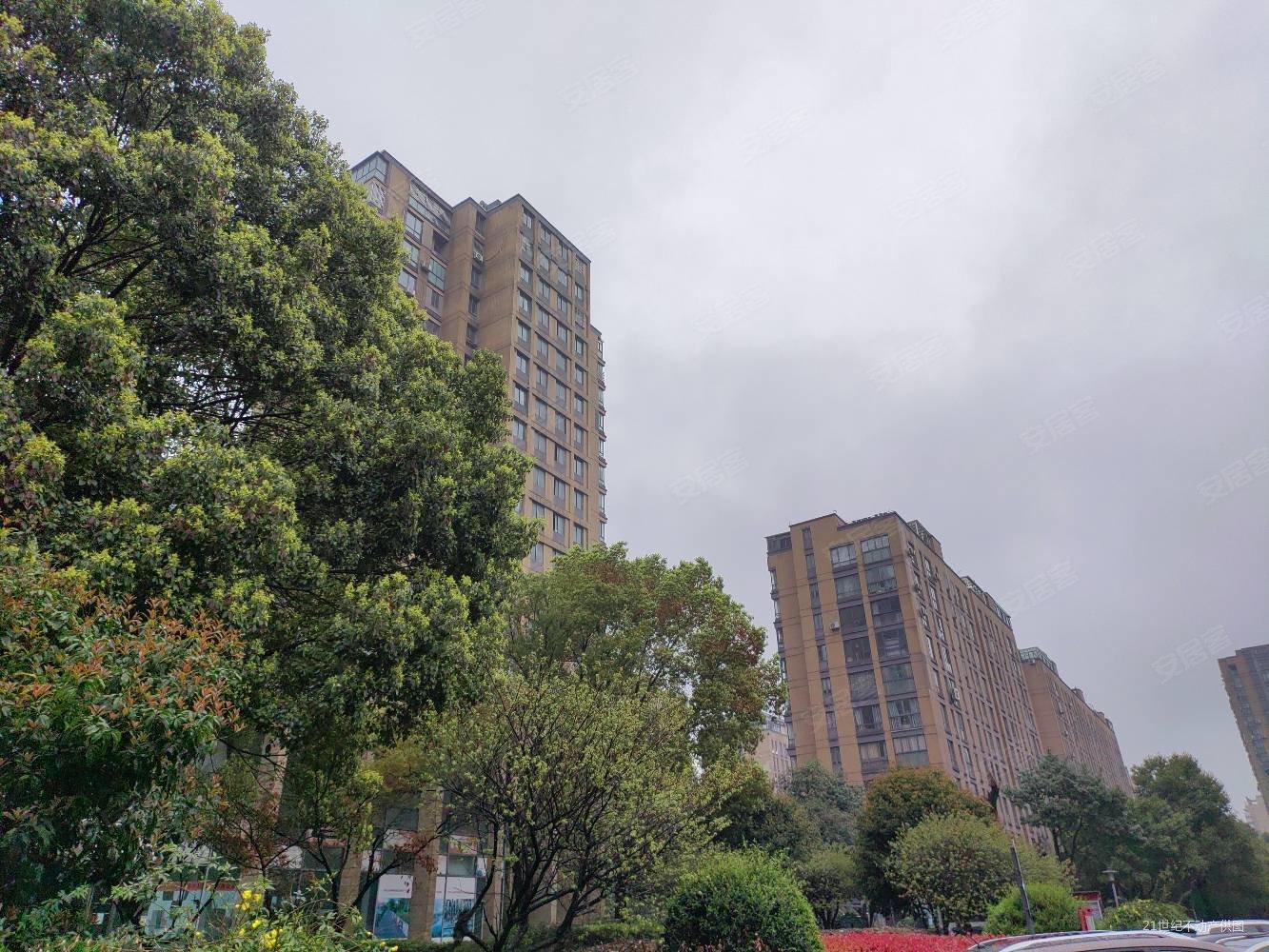 卧龙金湖湾3室2厅2卫117.52㎡南172万