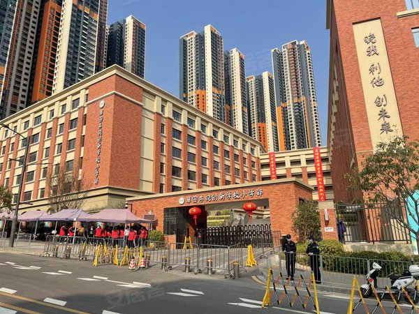 深圳罗湖草埔悦峰华府罗湖草铺地铁口悦峰华府 3室2厅1卫 62平 配套