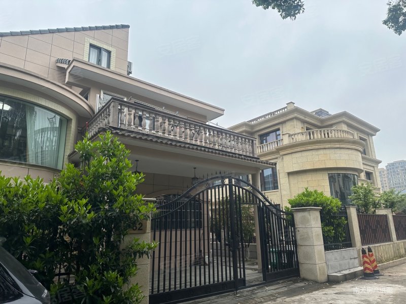 桃园经典老独栋别墅可重新改造四面大花园有一亩欢迎咨询