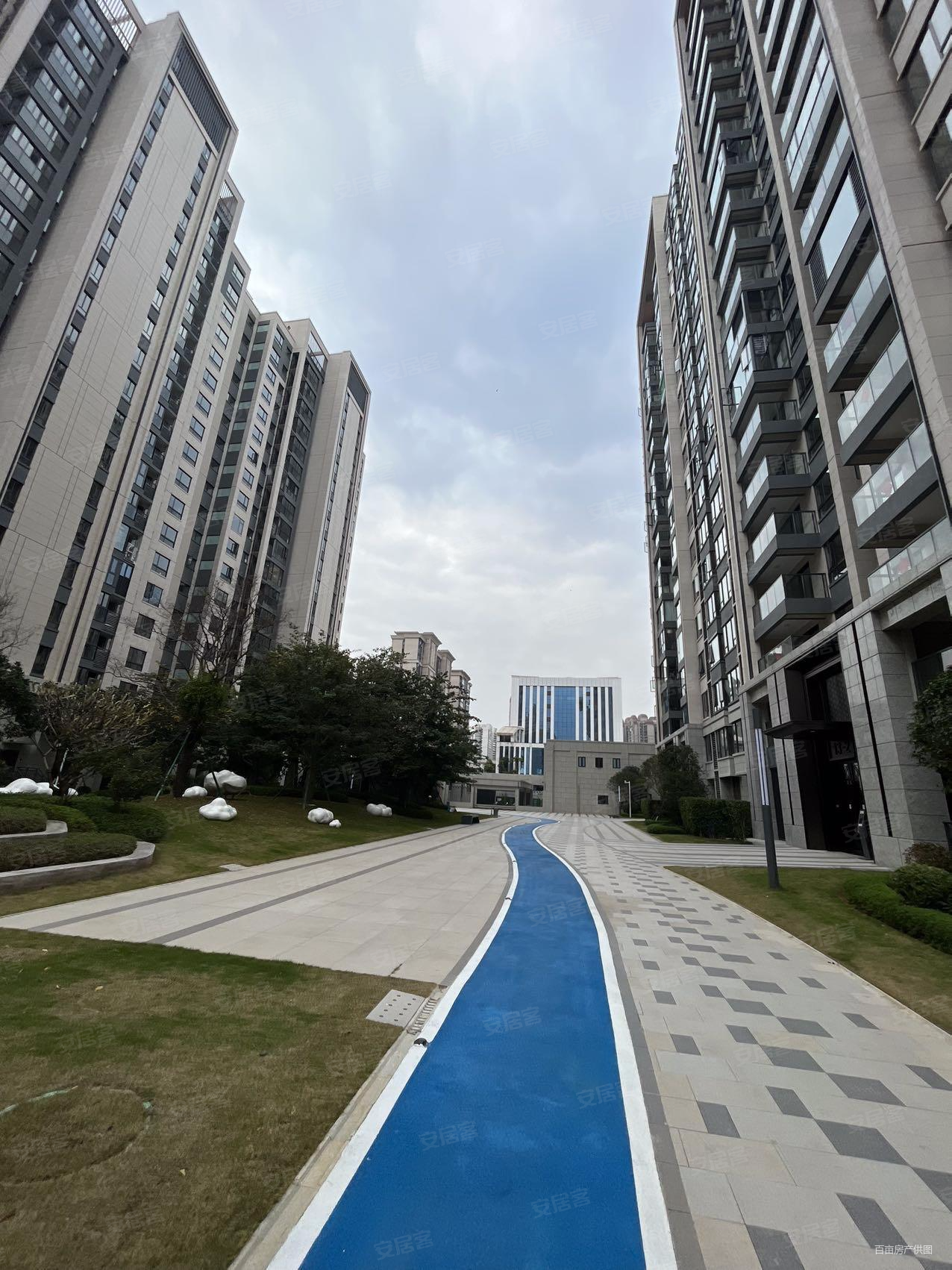 急售中海天钻精装大四房户型方正不靠近烟厂赠送30个平