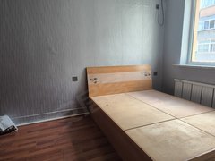 丹东振兴站前三马路家具城楼上 两室一厅 家具家电齐全 交通方便 周边配套出租房源真实图片