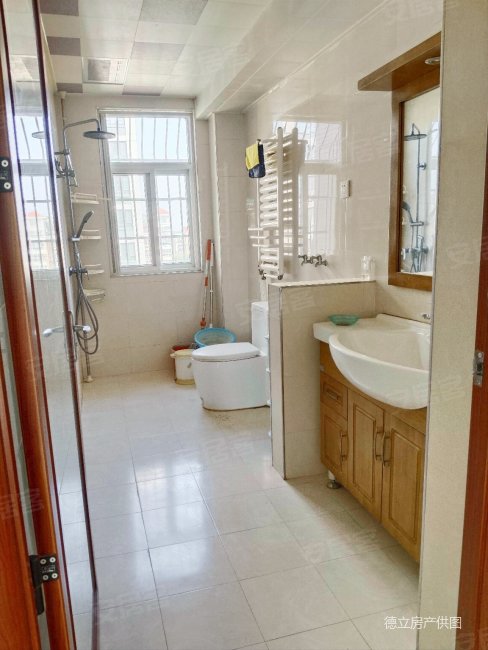 筑城国际花园 中间楼层采光好 南北通透 装修好 双卫生间