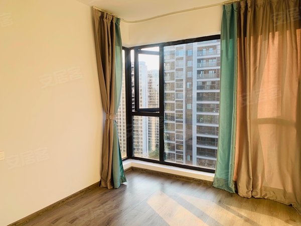 杭州临安临安城区宝龙融信新世邸新世邸,自住精装,三房都很大出租房源