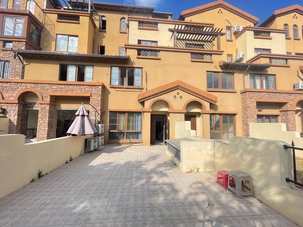 厦门翔安新店禹洲卢卡小镇押一付一 带大院子呀 晚上可烧烤 打牌