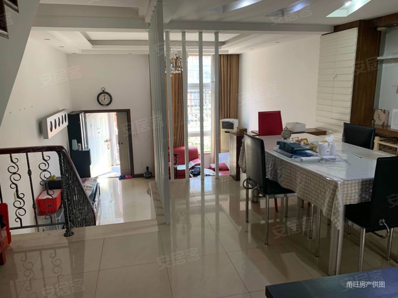 (联排别墅) 精装4房 带花园和车库 产权清晰 南北通透