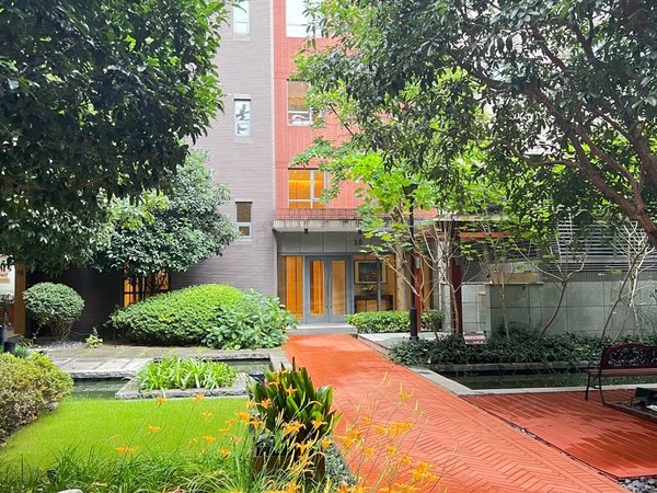 上海黄浦淮海中路思南公馆东苑复兴公园思南文艺区,小区中央次顶楼