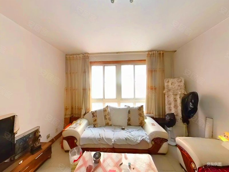 卧龙花园小区带一个车位,有地下室,满五,看房方便