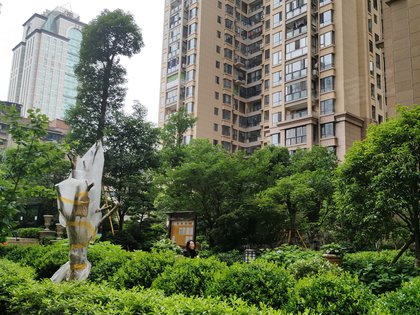 李雪露2020-12-21轨道交通步行100可以坐公交车,步行400米可以到公园