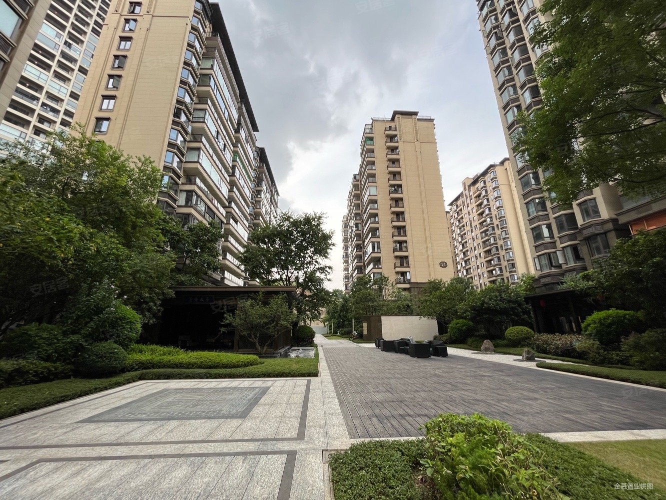 大唐臻观4室2厅3卫171㎡南北301万