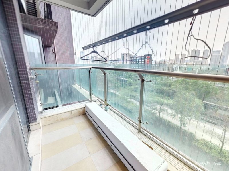 地铁口大三房,南北通透采光好 楼下华润万家 连廊直达地铁站,鹏达摩尔