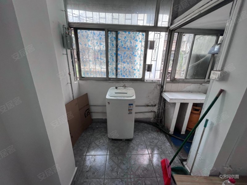 愉天小区(3oow)随时看房 满五!