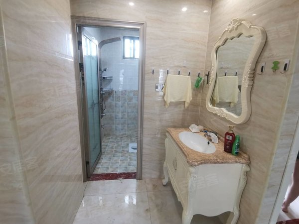 崇左江州东盟豪逸华庭豪逸华庭精装修3房出租,房子干净漂亮,配套齐全