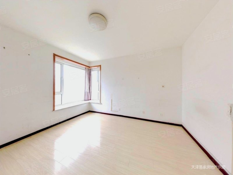 瑞海名苑  四室 中间楼层 诚心出售 价位可议