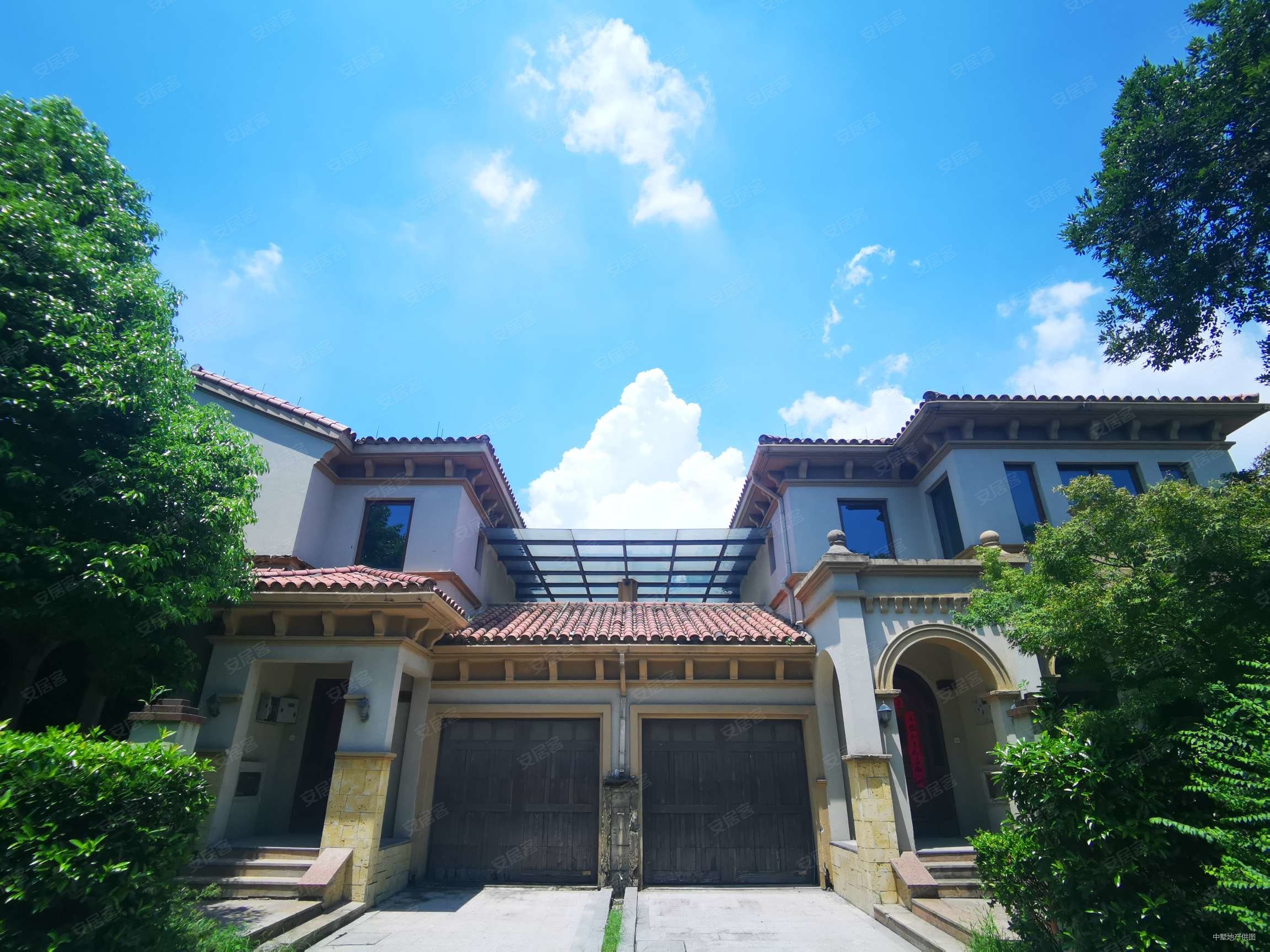 绿色港湾马德里庄园5室2厅3卫279.8㎡南北523万