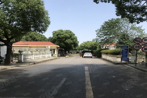 上海二手房 久事西郊花园(别墅) > 邓彩梅解读久事西郊花园(别墅)小区