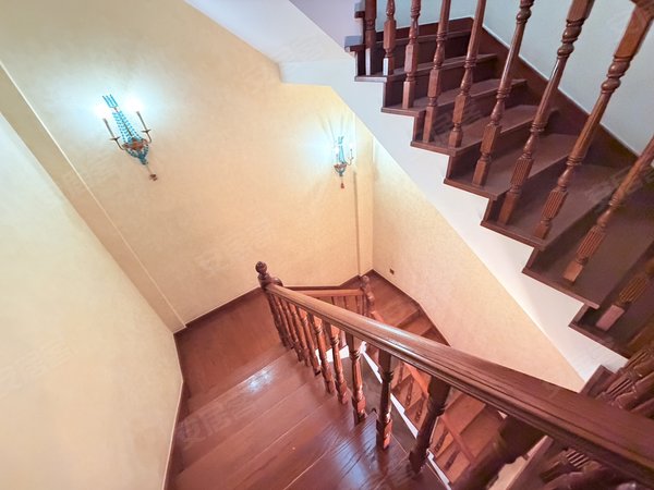 金华婺城湖海塘保集蓝郡(别墅)保集蓝郡别墅4层豪装自住会配家具实景更好看好谈出租房源真实图片