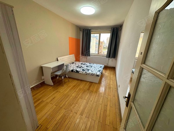 大连中山华乐广场华乐小区南向主卧精装修合租 交通便利 有厨房 可短