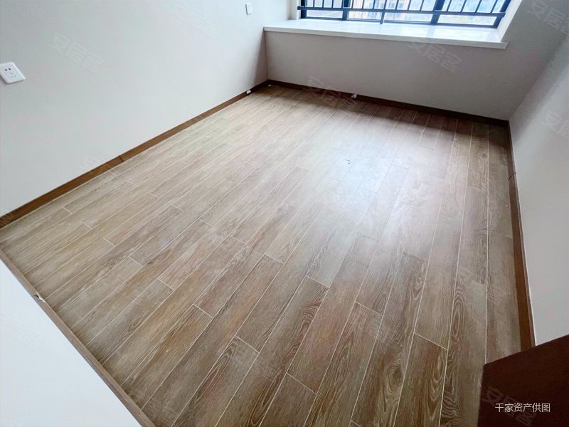 出行方便 南北通透 医疗配套成熟 刚需小三居 商业配套齐全,国宁馨居