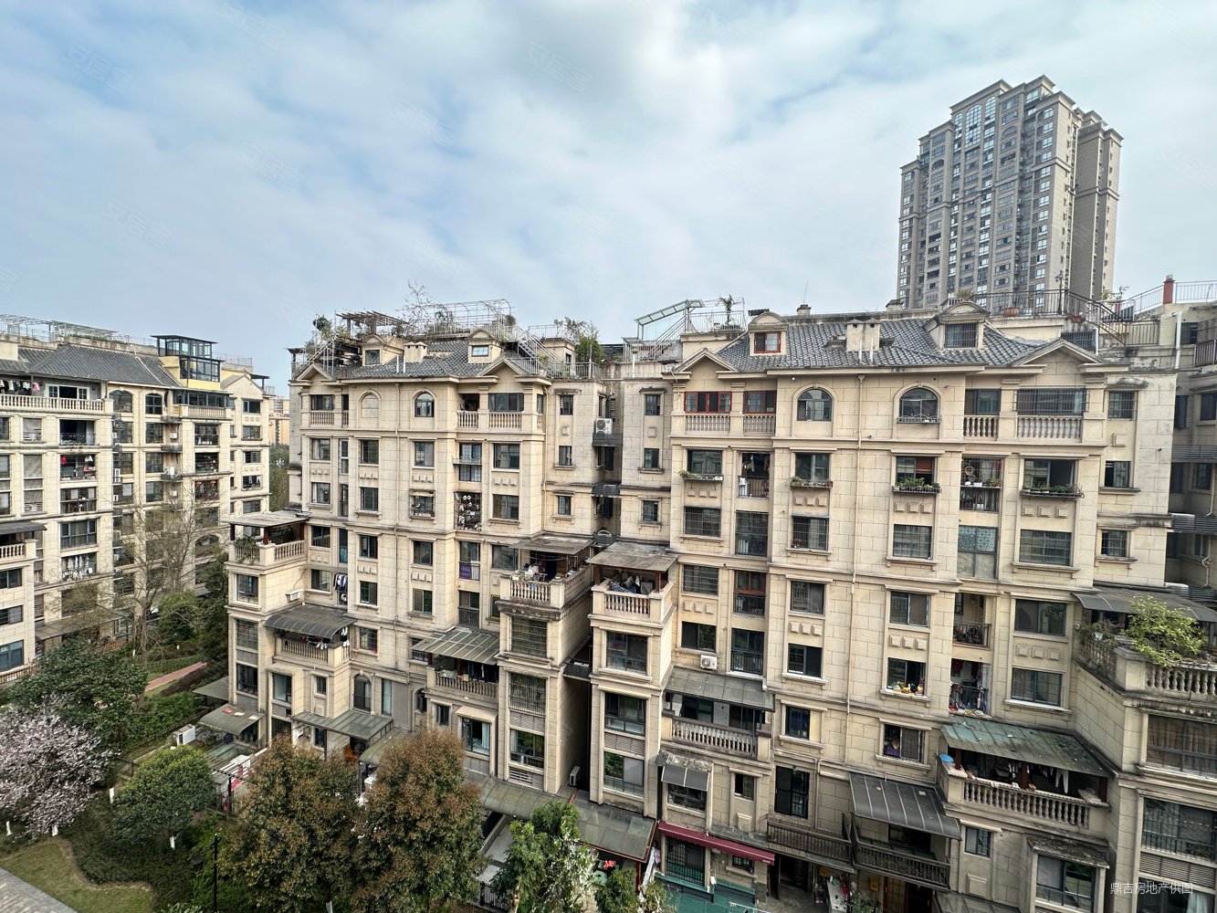 上海公馆板式洋房82万带车位朝东南方向