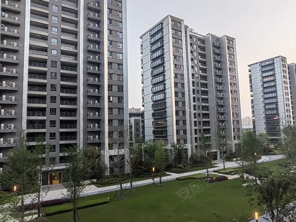 杭州临平乔司新希望美的长粼府近地铁客运中心站,意法轻纺城,财通大厦