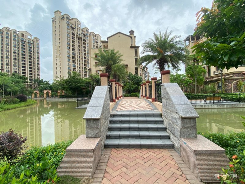 免  购房华发蔚蓝堡  低容积 车位充足  南北通透