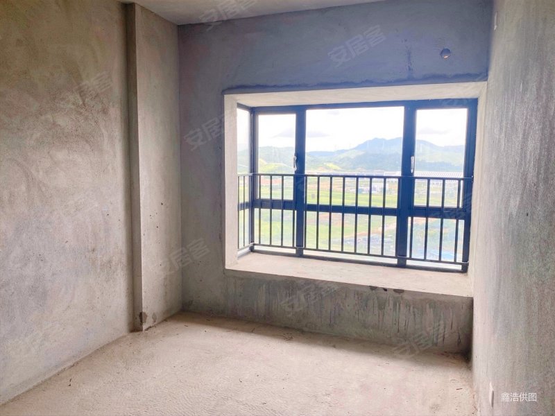 御城花园123平方毛坯四房大阳台看花园诚心出售