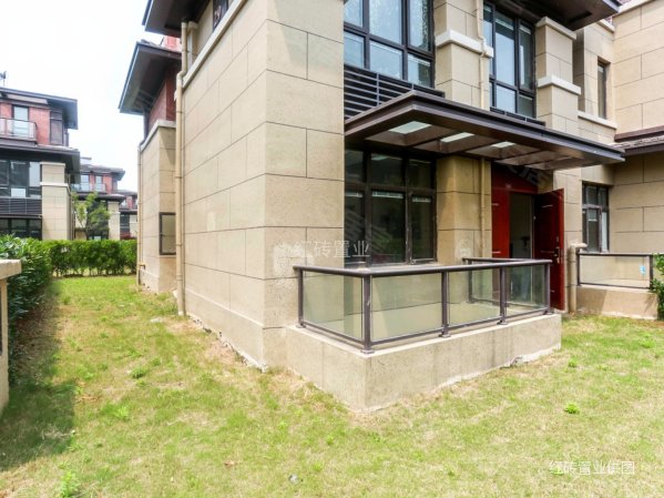 大花园边户联排,房东急卖 湖畔樾山 送三个车位 有密码