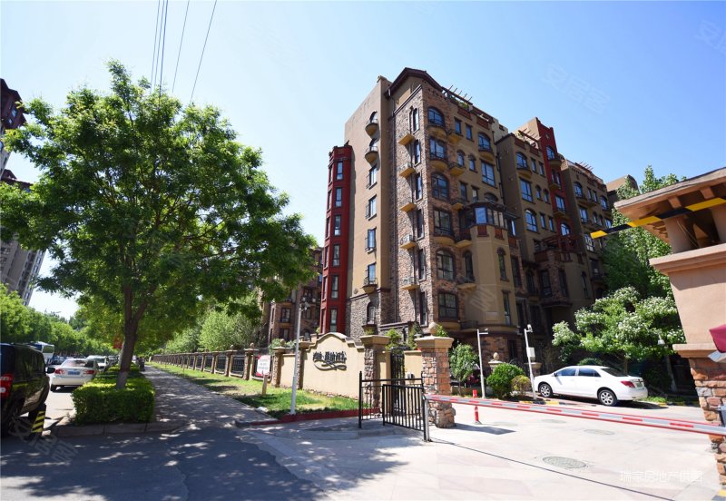 鸿坤罗纳河谷果岭墅 中间楼层采光好 大两居 环境好 低密宜居