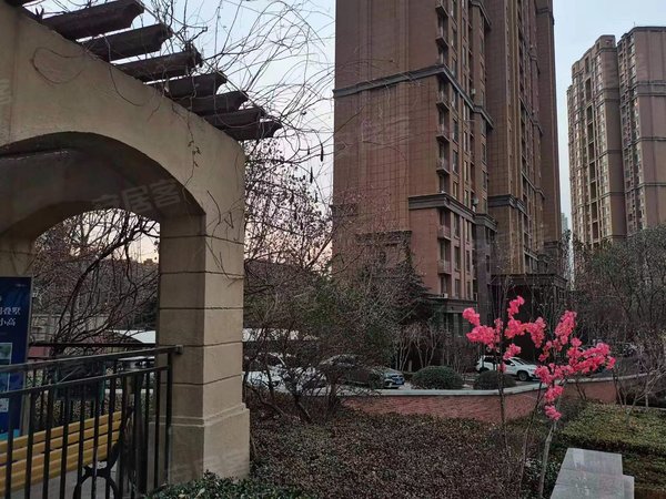 济南高新奥体中心中海奥龙观邸房主急租 奥体中心精装三居室 可做员工