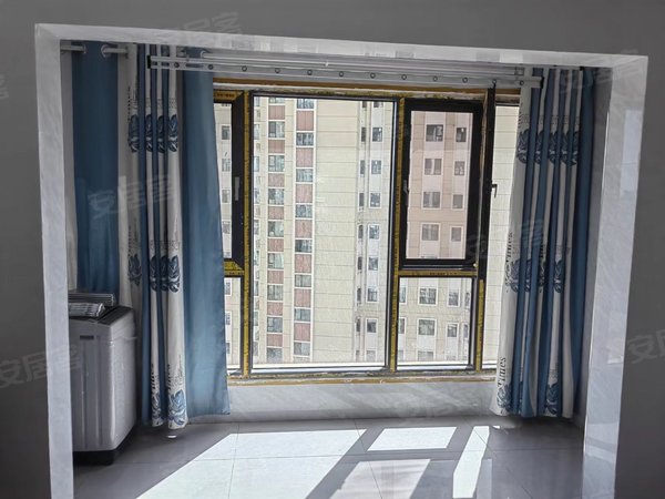 喀什喀什市喀什城区上海公馆彩虹小区高层8楼,三室两厅一卫,拎包入住