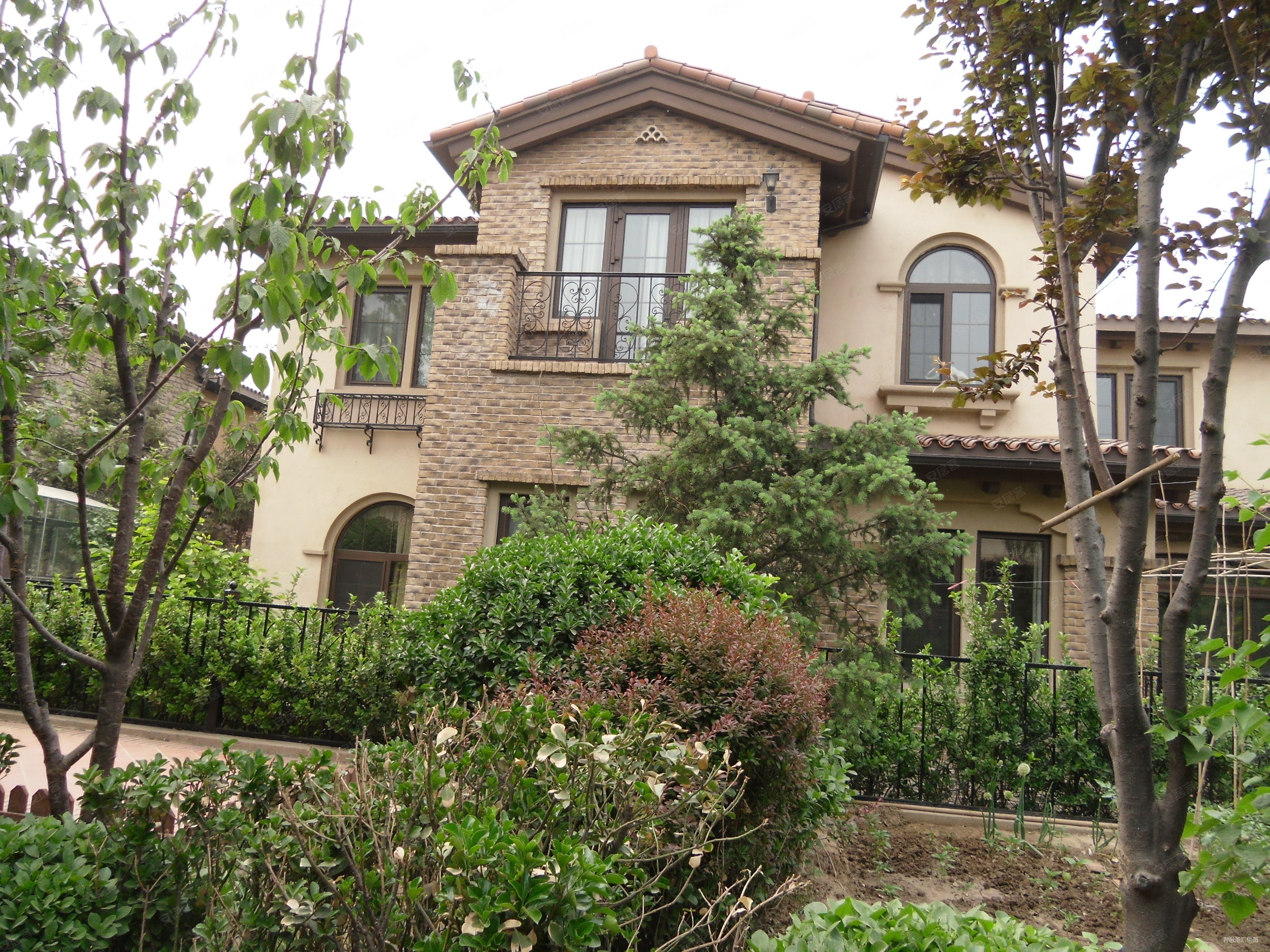 龙湖滟澜山5室4厅5卫226㎡南2199万