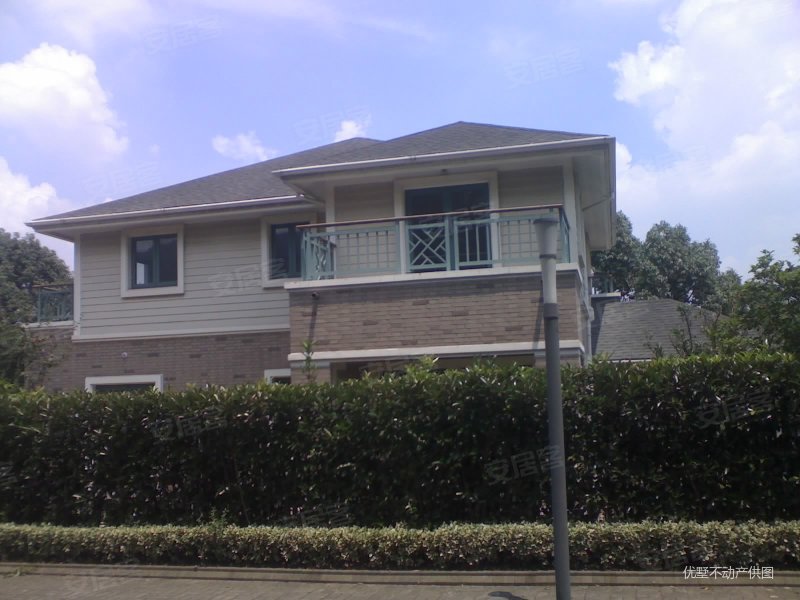 天邻风景小别墅 前后后门带花园,环境很好 很安静