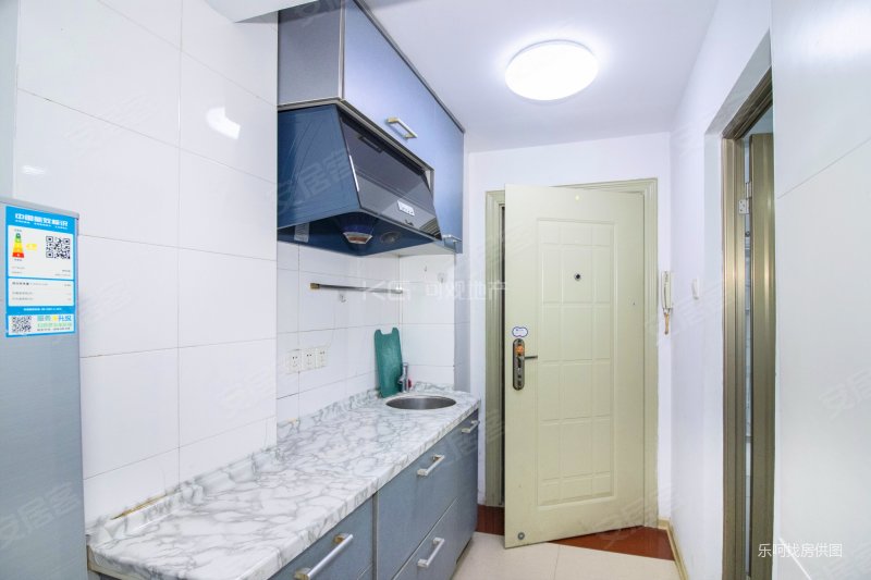 温泉小 十九种 朝北带露台单身公寓 新贵公馆