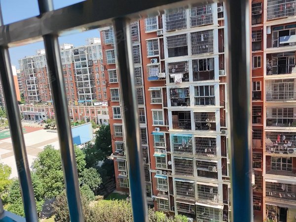 武汉黄陂横店空港花园(一二期)临空小学对面,周大福产业园旁边,电梯好