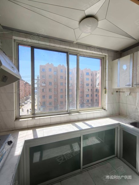 急售工人新春三楼64平 有厦子 近  市场 各大超市银行