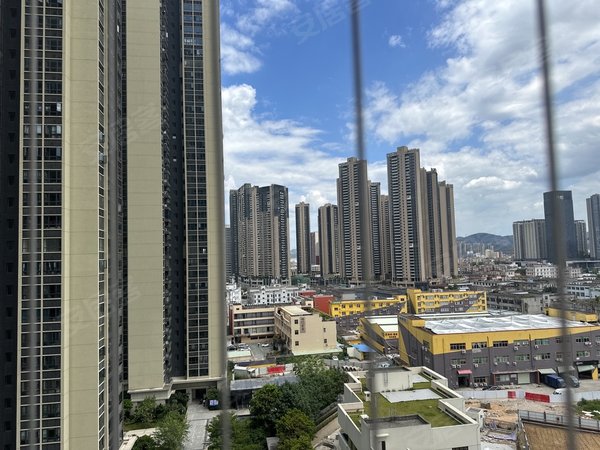 深圳坪山坪山佳华领悦广场近比亚迪,楼下是16号线新和站,可快速到达