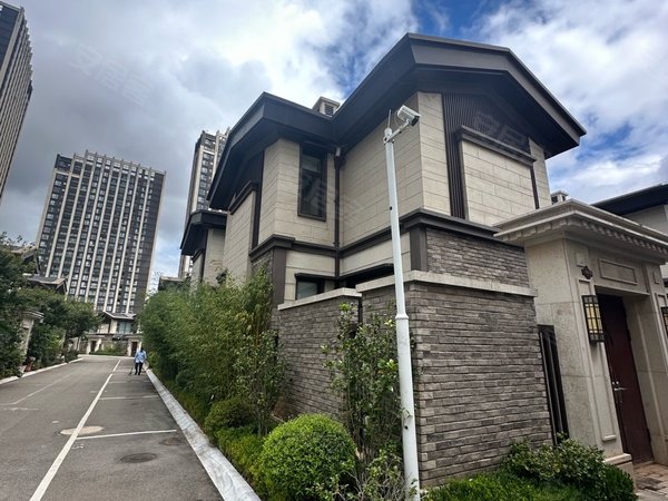 昆明安宁太平新城俊发玉龙湾(别墅)端头精装两层小别墅4房3卫  车位在