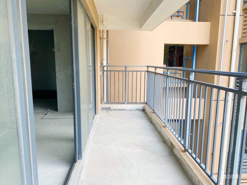 御城花园123平方毛坯四房大阳台看花园诚心出售