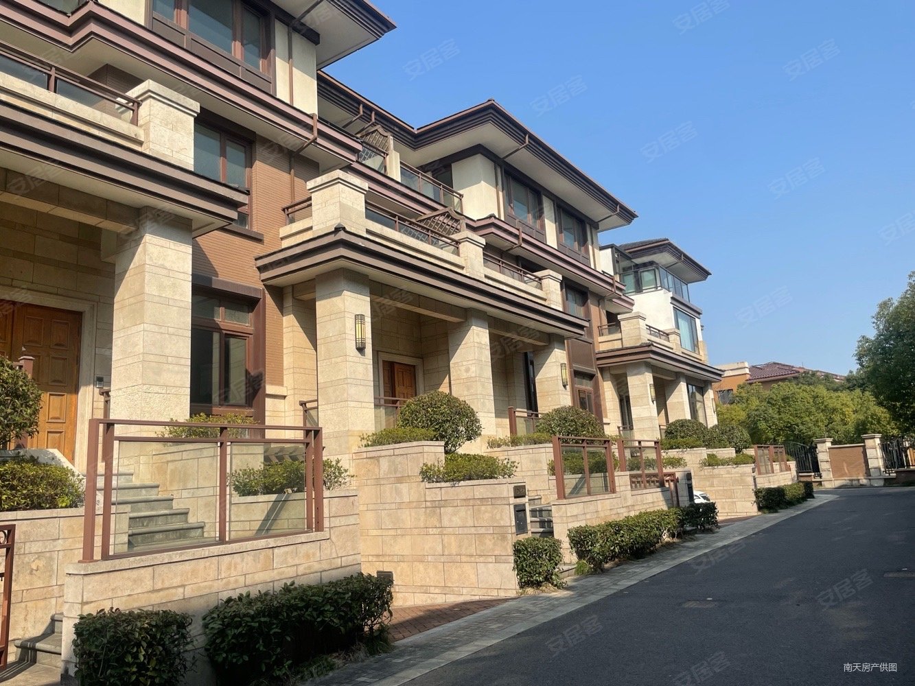 维拉小镇堤园5室2厅4卫355㎡南700万