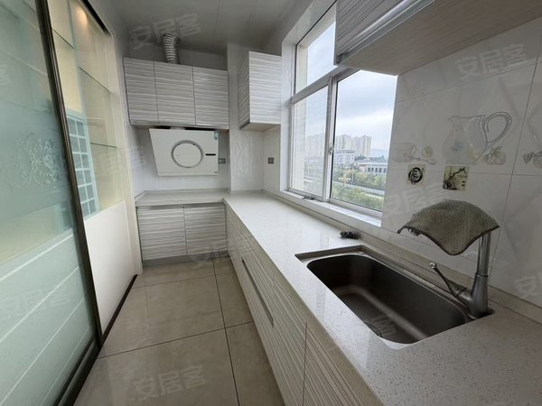 曲靖麒麟万达广场金域蓝苑万达旁边金域蓝苑三室电梯房出租，带家具家电，看房方便出租房源真实图片