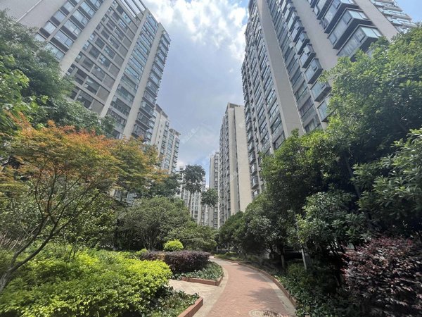 昆明西山马街西府景苑地铁口,小区环境优美 ,修身养性.